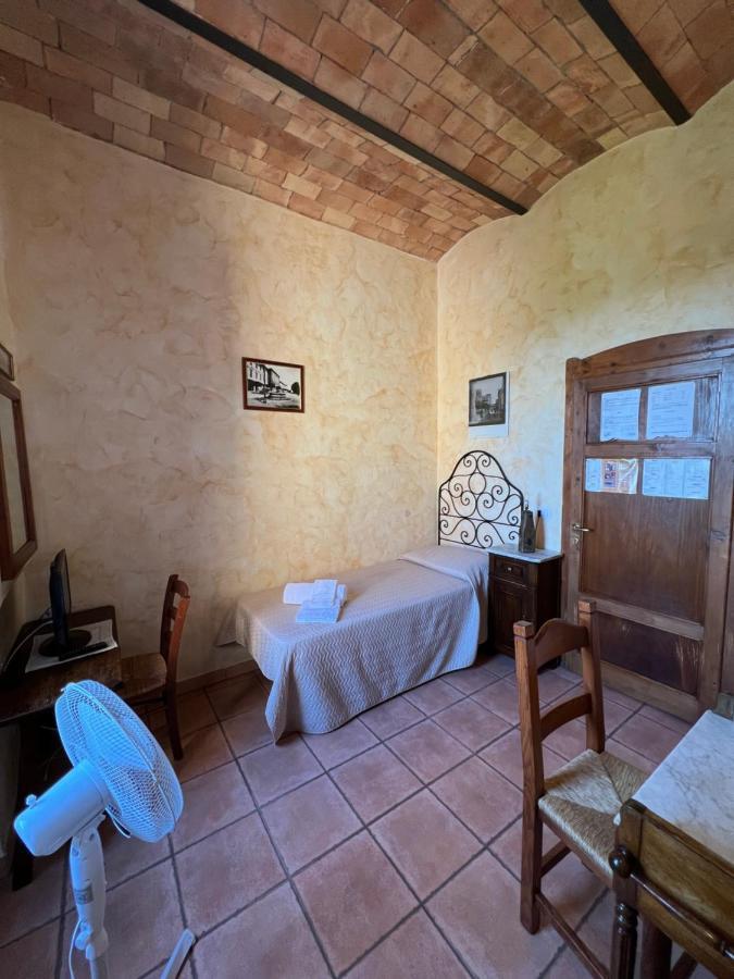 Affittacamere Licenza N.1 Presso La Magica Torre Pitigliano Exterior foto